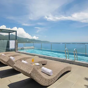 4* 호텔 Mangata Beachfront - Rooftop Bar Sea View